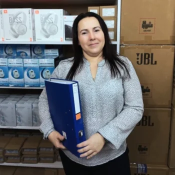 Beata — Kierownik Magazynu w AMPQ